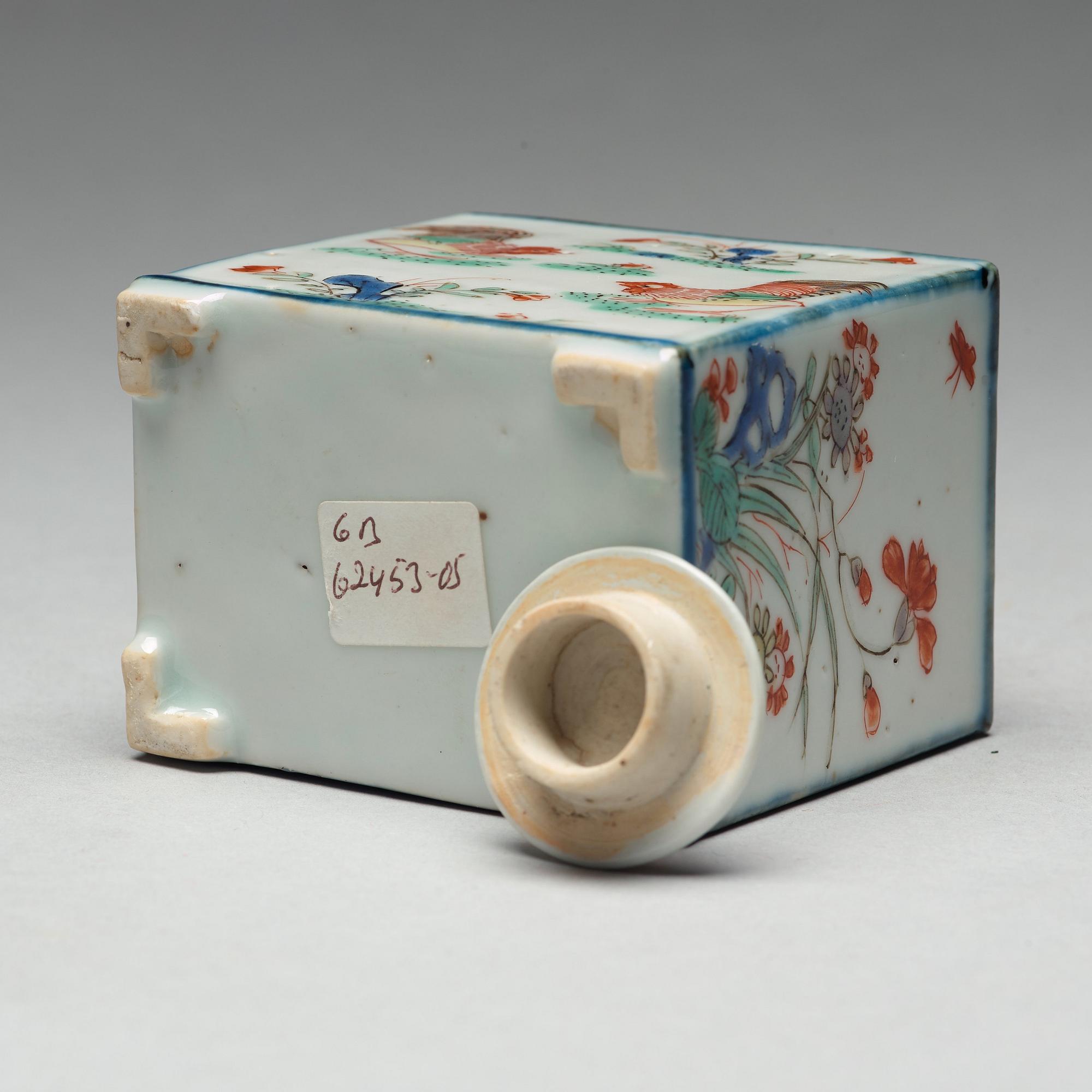 A famille verte porcelain tea caddy with cover, Qing dynasty, Kangxi (1662-1722).