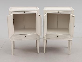 SÄNGBORD, 1 par, gustaviansk stil, 1900-talets andra hälft.