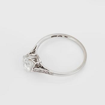 RING med en gammalslipad diamant.