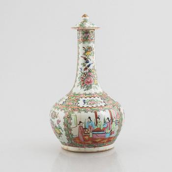 Vas med lock, porslin, Kina. Qingdynastin, Kanton, 1800-talets senare del.