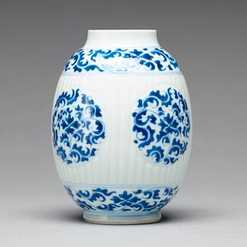 TEKRUKA, porslin. Qingdynastin, Kangxi (1662-1722).