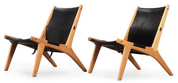 8. A pair of Östen Kristiansson oak and black leather lounge chairs 'Vilstol 204', Vittsjö, Sweden 1950's.