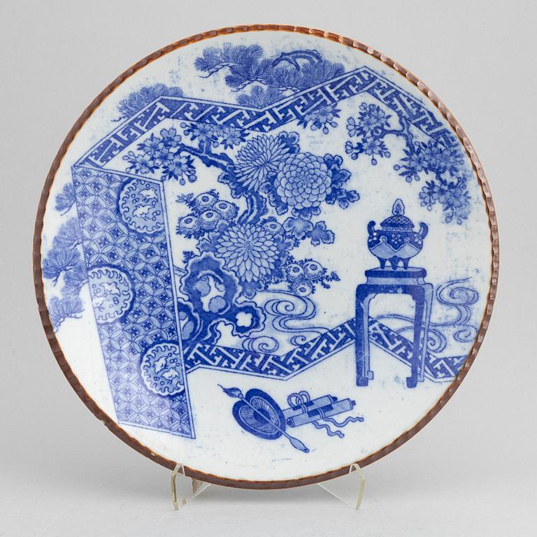 A pair of Japanes blue and white porcelain dishes, 20th century.