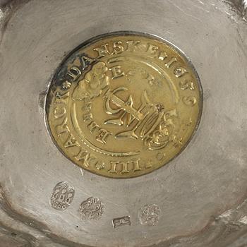 Nils Gram d ä, mugg med silverlock, kompaniporslin och silver, Köpenhamn 1756 samt Qingdynastin Qianlong (1736-95).