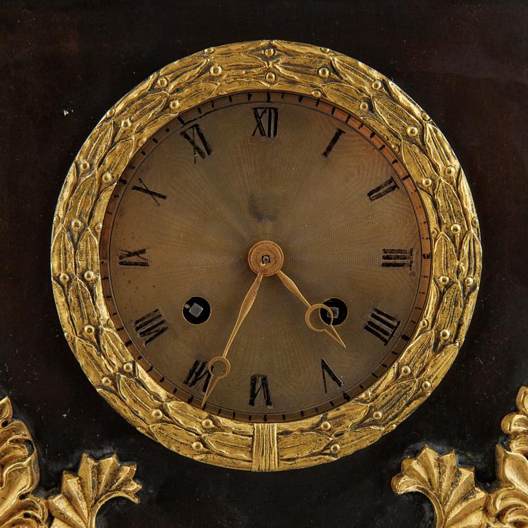 An early 20th Century mantle clock.