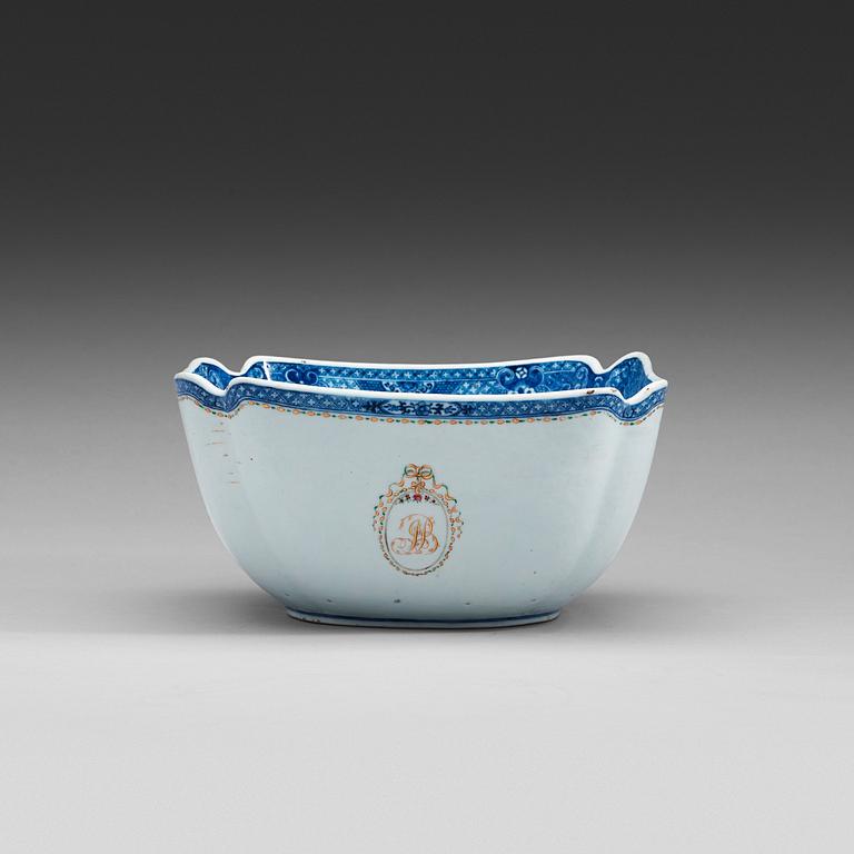 A famille rose and underglaze blue bowl, Qing dynasty, Qianlong (1736-95).