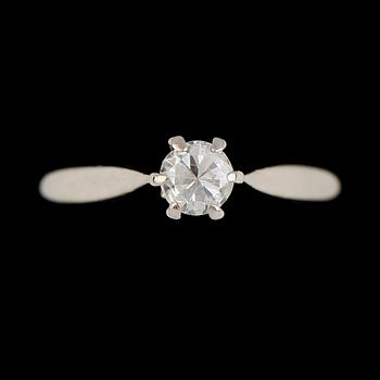 RING, 14K vitguld, briljantslipad diamant ca 0.34 ct. Vikt ca 2 g.