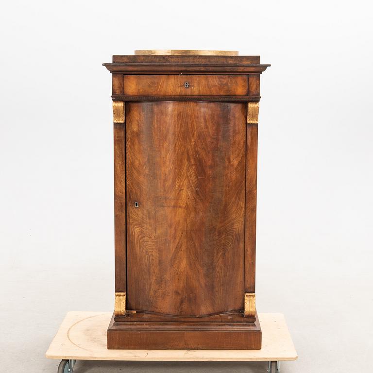 Skåp/Kolonnskåp Empire 1800-talets mitt Danmark.