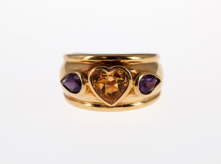 RING, 18k guld med hjärtslipad citrin samt två ametister.
