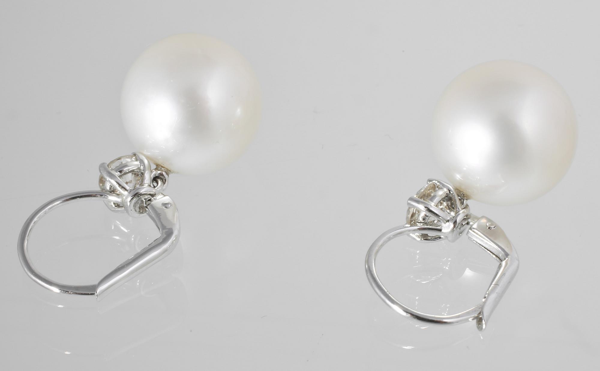 ÖRHÄNGEN, 18K vitguld med briljantslipade diamanter 0.96 ct samt odlade South Sea pärlor. Vikt 10,9 gram.
