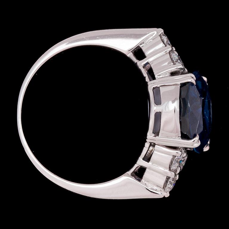 RING, blue sapphire, app. 4.50 cts, and brilliant cut diamonds, tot. 0.60 cts.