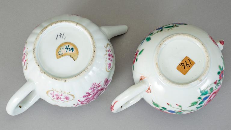 TEKANNOR, 2 st, porslin, Qingdynastin, Qianlong (1736-95).