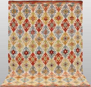A Kilim rug, approx. 254 x 174 cm.