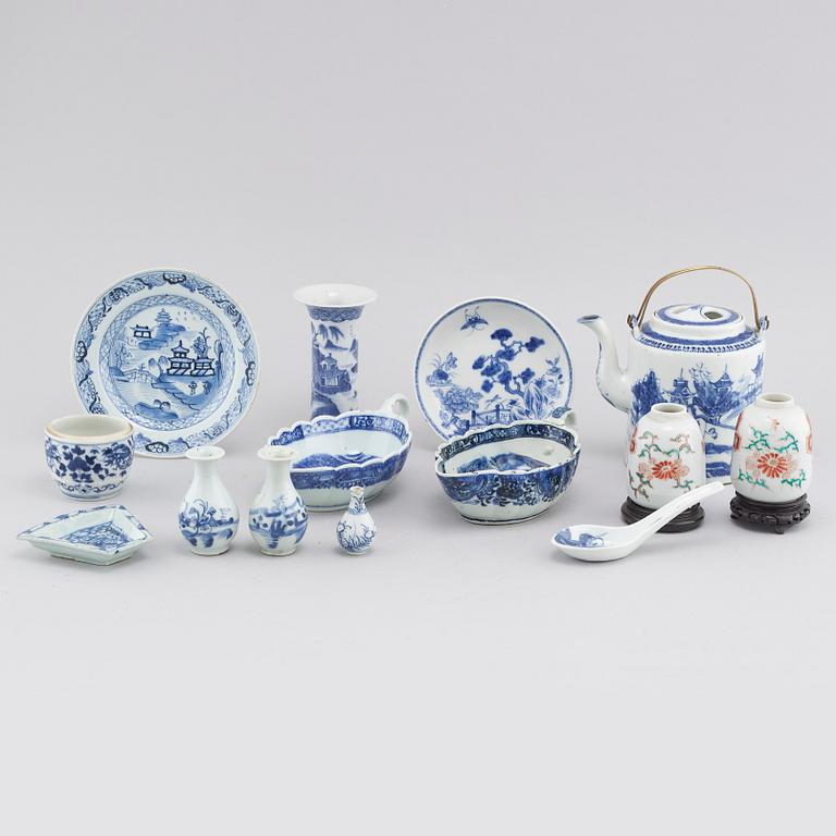 15 pieces of porcelain tableware from Asia, 18th to 20th century.