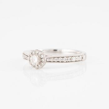 Ring in 18K white gold with round brilliant-cut diamonds.