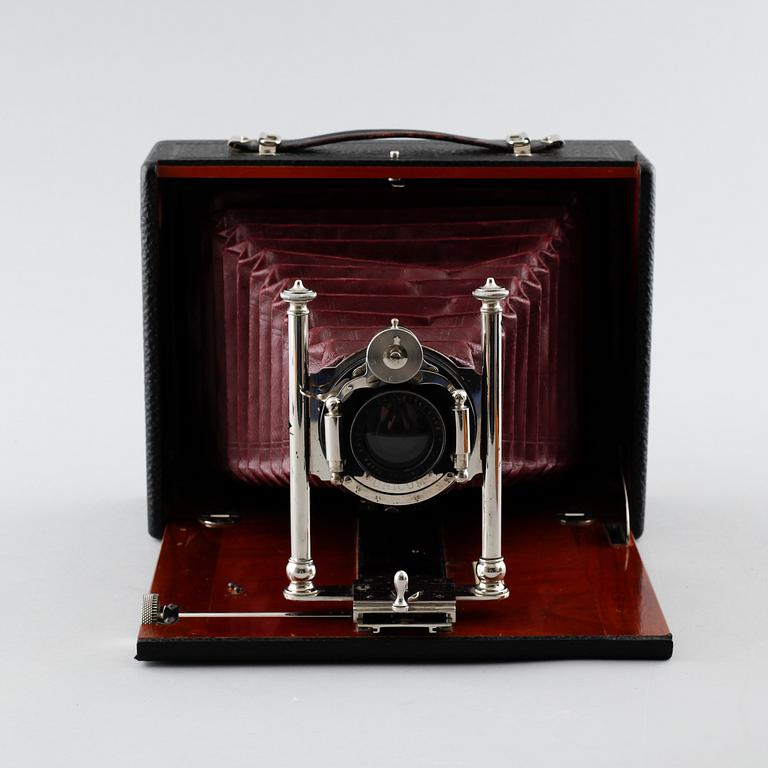A foldable camera by Dr. Lüttke & Arndt Wandsbek, Germany, first half of the 20th century.