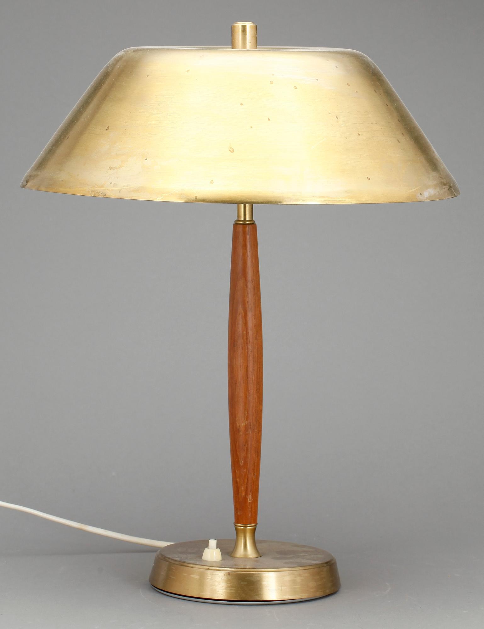 BORDSLAMPA, Falkenbergs Belysning, mässing och teak, 1900-tal, etikettmärkt.