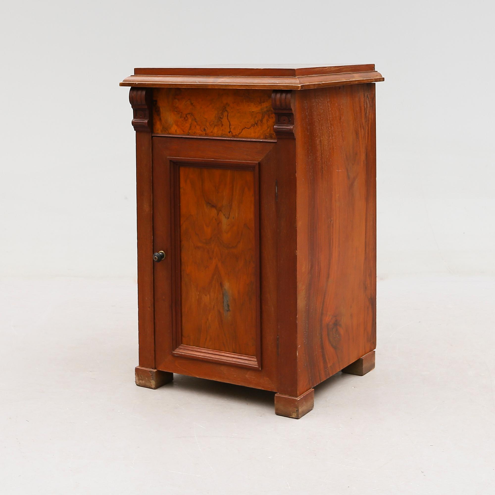 KOMMOD, omkring år 1900.