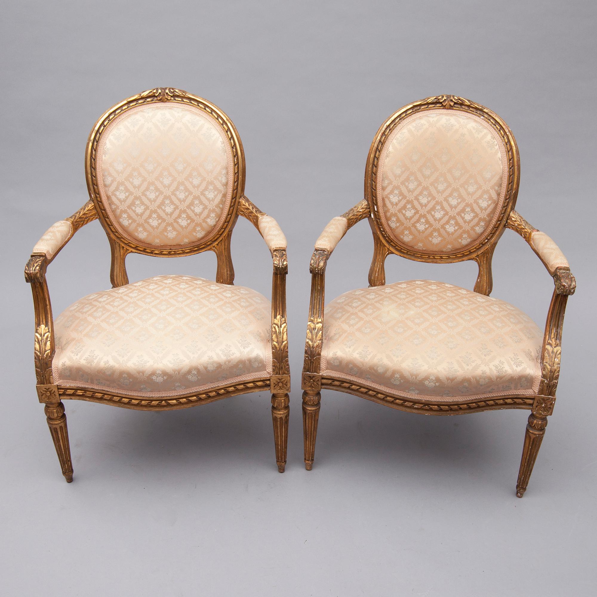 KARMSTOLAR, ett par, Louis XVI- stil, Frankrike 1900-talets första hälft.