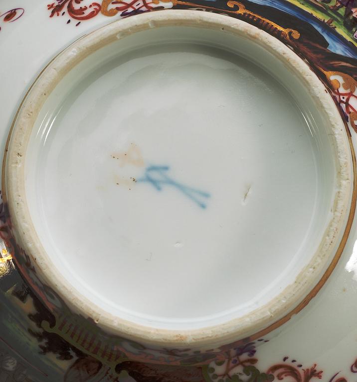 A Meissen bowl, ca 1730-35.