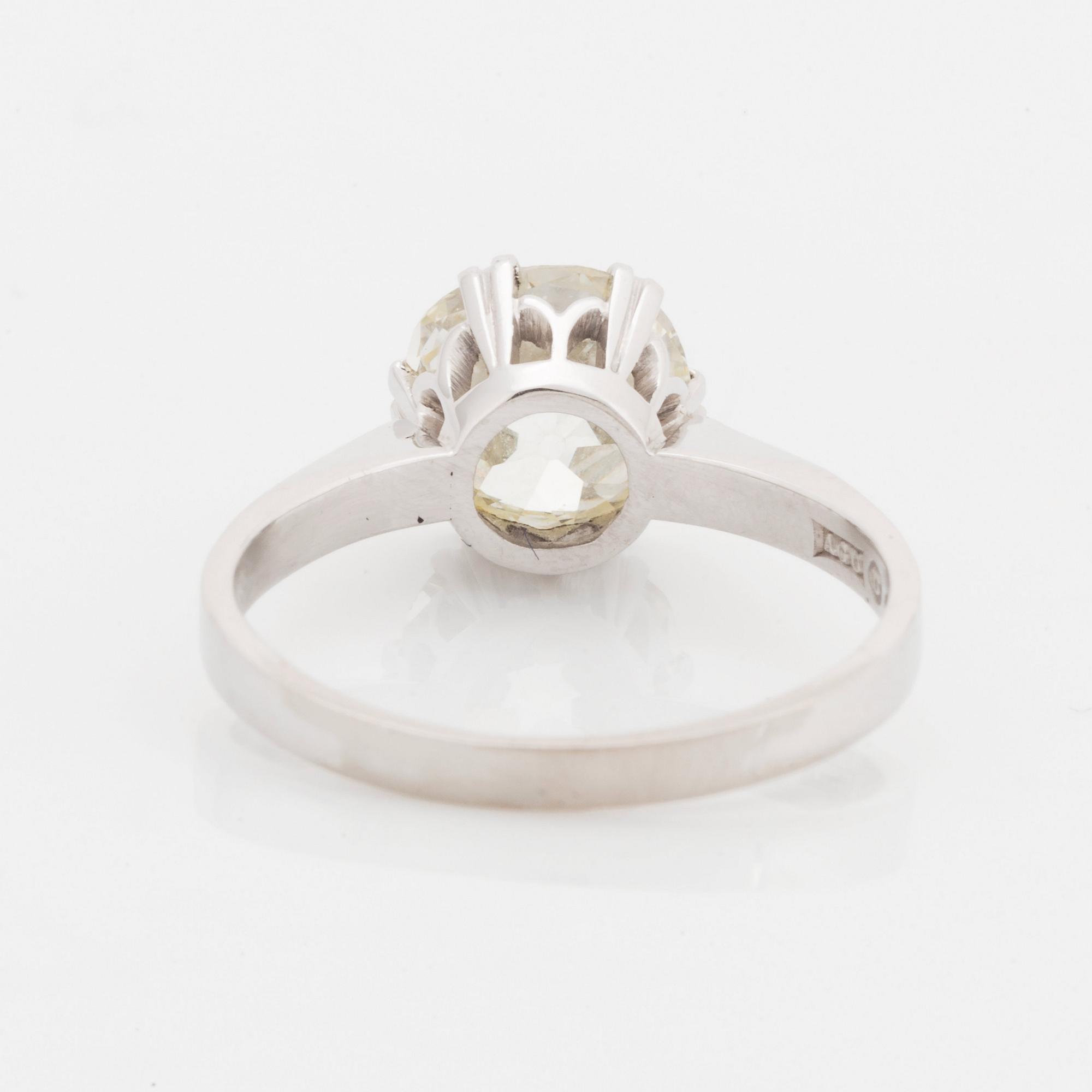 Ring 18K vitguld med en cushionformad gammalslipad diamant.