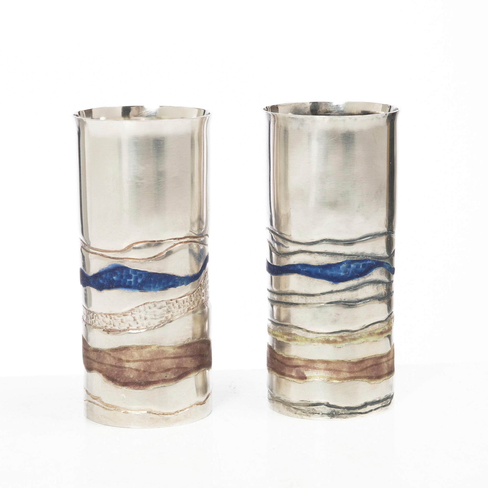 Lars Arby, bägare/vaser, ett par, sterlingsilver och emalj, Göteborg, 1982.
