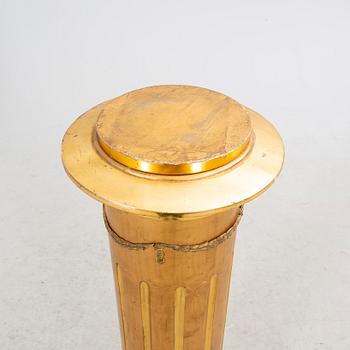 A gilde Gustavian style pedestal.