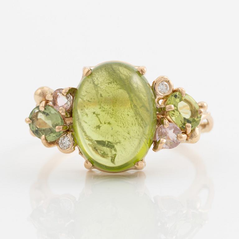 Ring, Mandelstam, 18K gold with cabochon-cut peridot, tourmalines, and brilliant-cut diamonds.