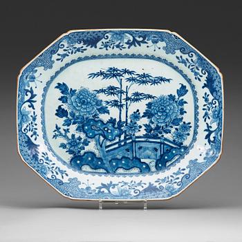 358. A large blue and white serving dish, Qing dynasty, Qianlong (1736-95).