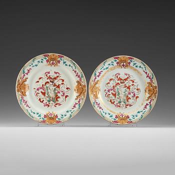 1552. A pair of famille rose Swedish Armorial dinner plates, Qing dynasty, Qianlong (1736-95).
