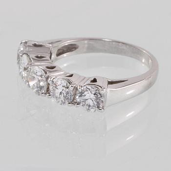 RING, 18K vitguld med 5 briljantslipade diamanter, totalt 2.07 ct. Vikt 6 g.