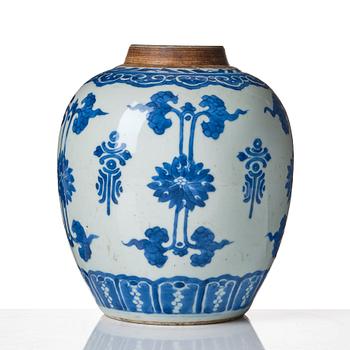 A blue and white jar, Qing dynasty, Kangxi (1662-1722).