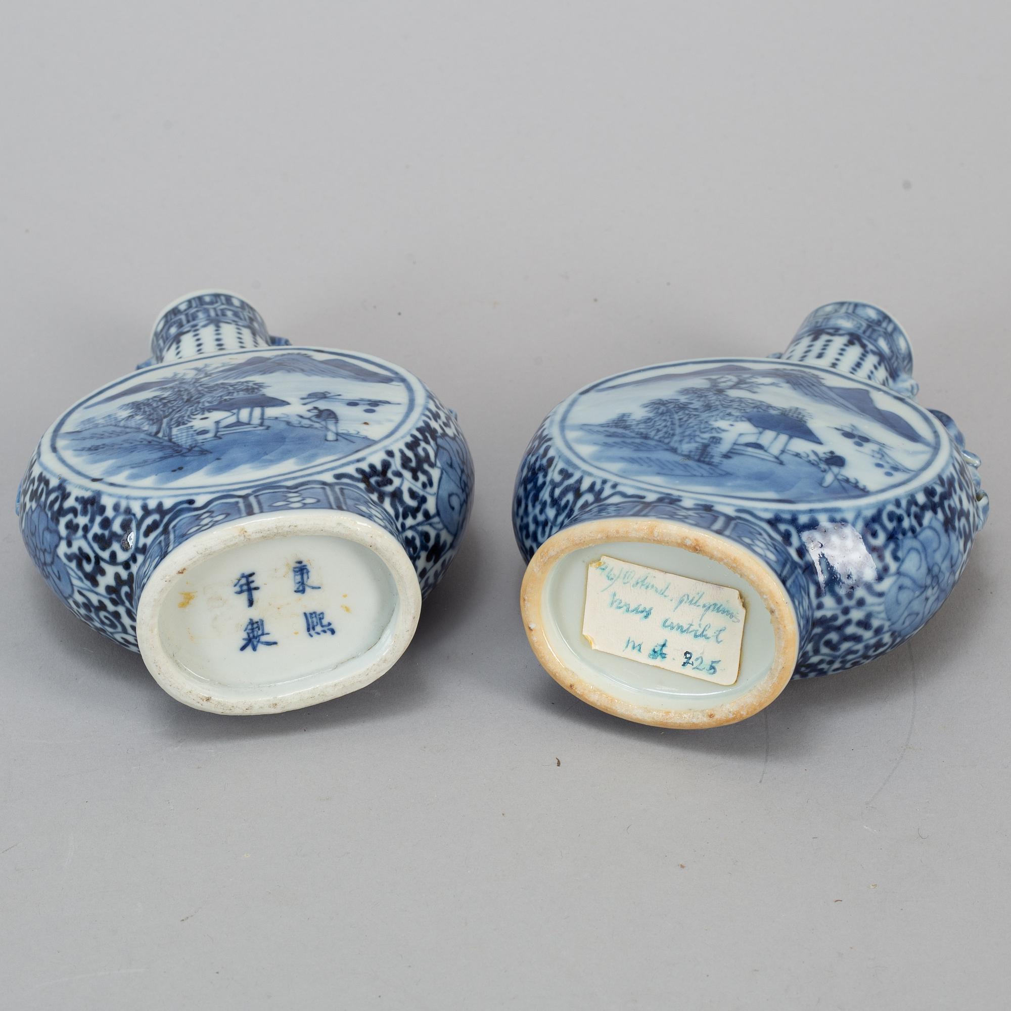 A pair of blue and white pilgrim vases, Qing dynasty, 19th century.