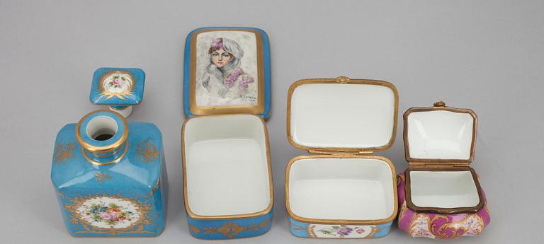 FLASKA samt ASKAR, 3 st, porslin, rokokostil, möjligen Frankrike 1900-tal.