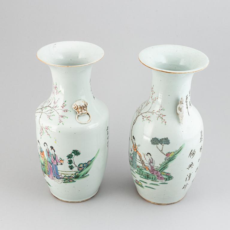 VASER, två stycken, porslin. Kina, 1900.tal.