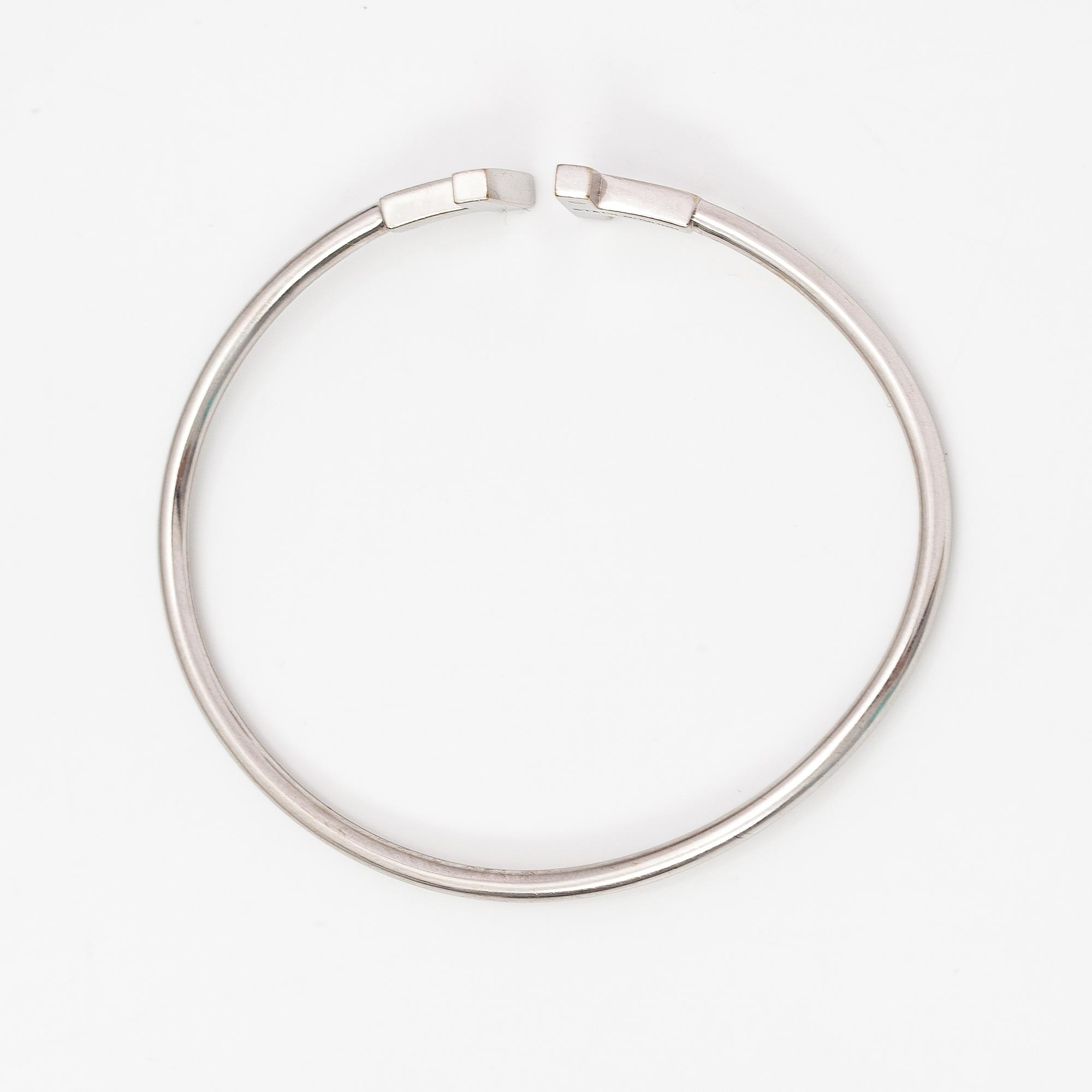 Tiffany & Co, A T wire bracelet in 18K white gold. Marked Tiffany & co, Italy.