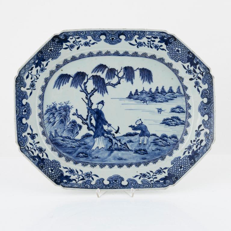 A Chinese blue and white porcelain charger, Qing Dynasty, Qianlong (1736-95).