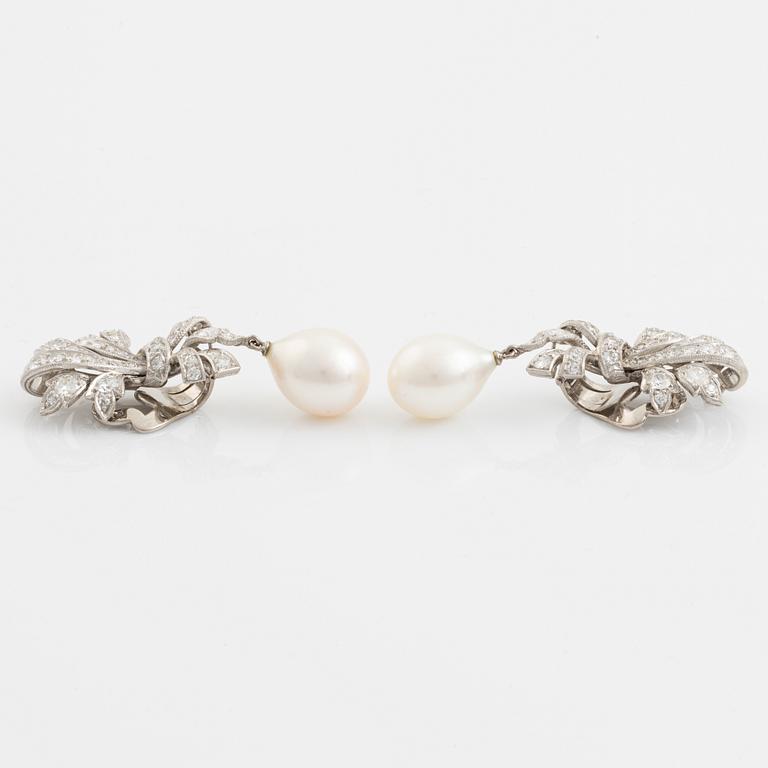 WA Bolin ett par örhängen 18K vitguld med droppformade odlade pärlor.