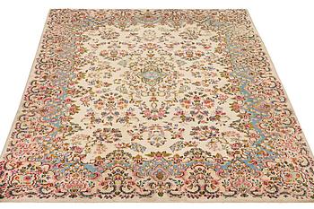 An antique Kirman carpet, a. 310 x 210 cm.