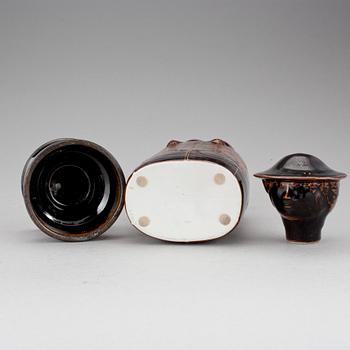 KARAFF & LJUSSTAKE, stengods. Bl a Stig Lindberg, Gustavsberg studio, 1970-tal.