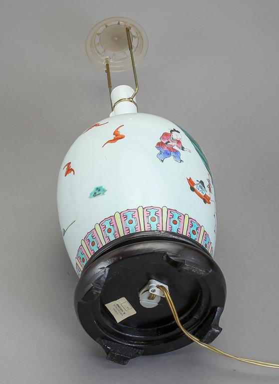 BORDSLAMPA, porslin, Kina, 1900-tal.