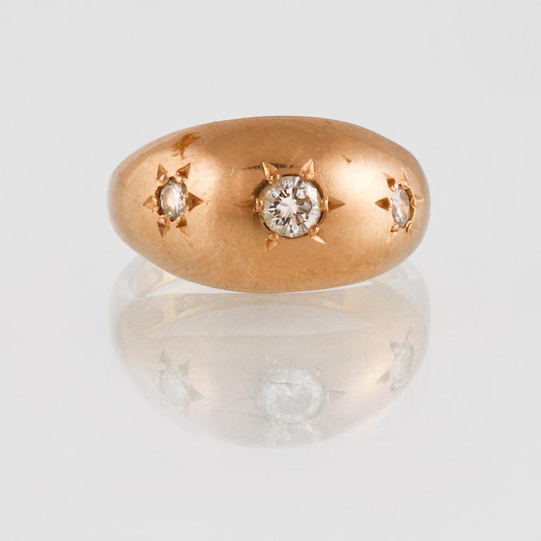 RING, 23K guld med 3 briljantslipade diamanter, otydligt svenska stämplar. Vikt 4,7 gram.