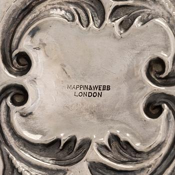 Tarjotin, hopeaa, Mappi & Webb ja rypälesakset, hopeaa, Lontoo 1898 ja 1934.