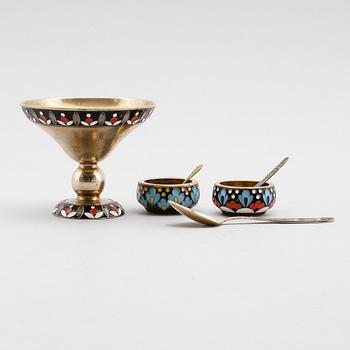 POKAL, SALTKAR, 1 par samt SKEDAR, 3 st, förgyllt silver, Ryssland, 1900-tal.