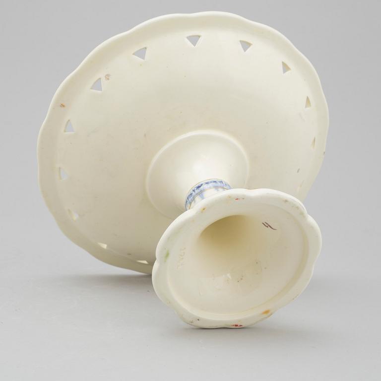A 7 pcs porcelain service by Villeroy & Bosch, second half of the 19th century.