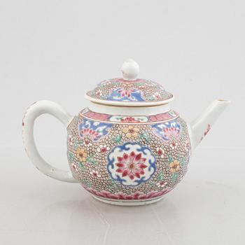 Tekanna med lock, porslin, Qingdynastin, Yongzheng (1723-35).