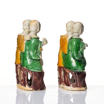 A pair of sancai glazed laughing boys, Qing dynasty, Kangxi (1662-1722).