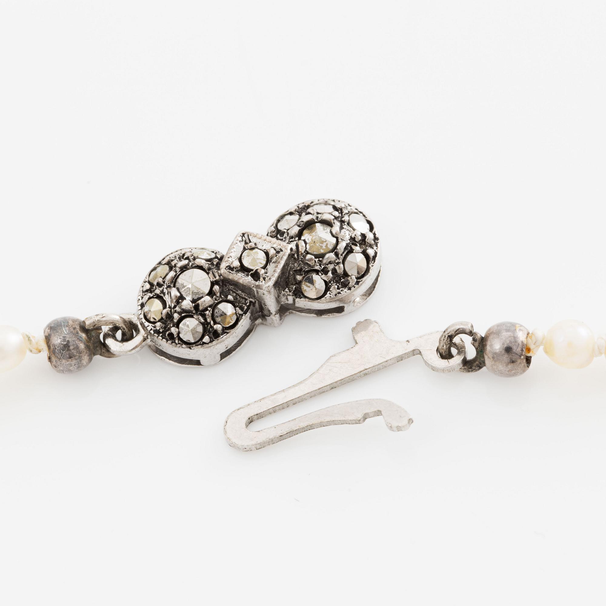 Pearl necklace, with cultured pearls, clasp in white metal with marcasites.