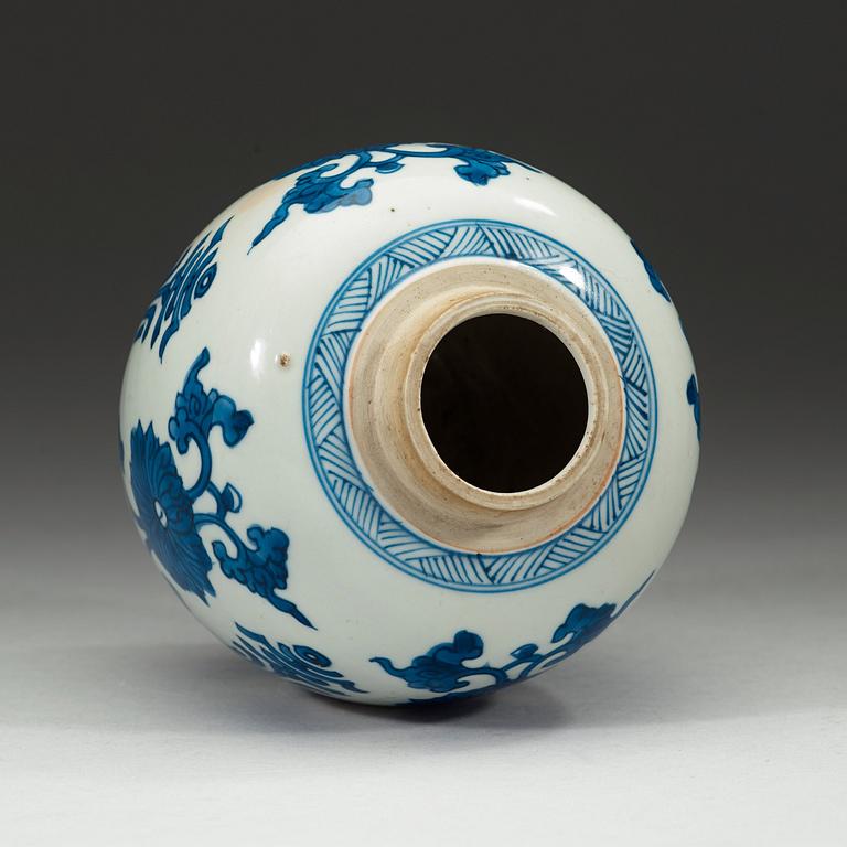 A blue and white jar, Qing dynasty Kangxi (1662-1722).