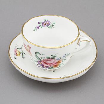 KAFFEKOPPAR MED FAT, 5 st samt FAT, porslin, Rörstrand, omkring 1890.